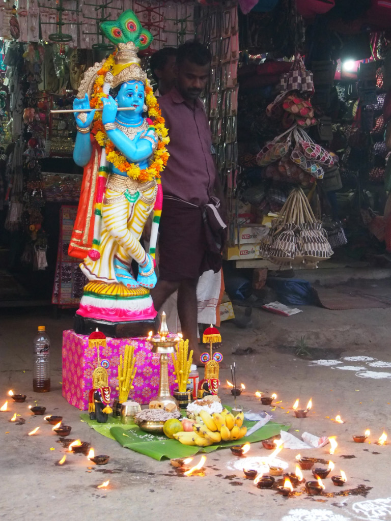 Installation de statue de Krishna par les commerçants